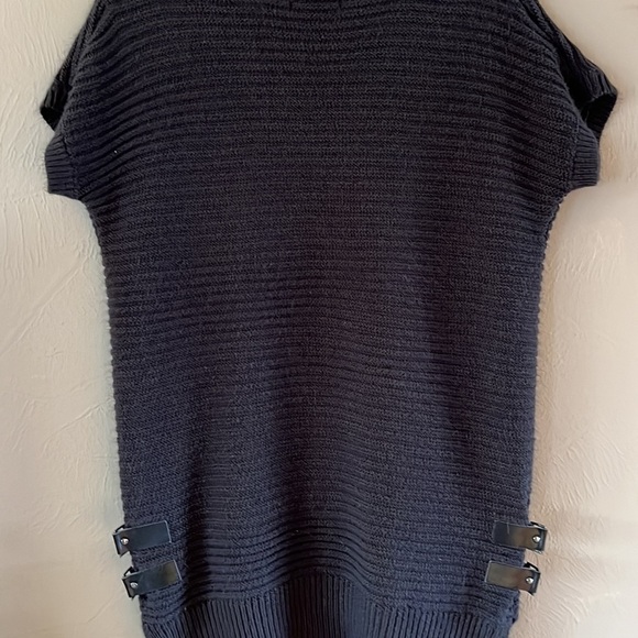 Cupshe short sleeve sweater buckles on side ribbed detail on sides and back - Picture 5 of 12